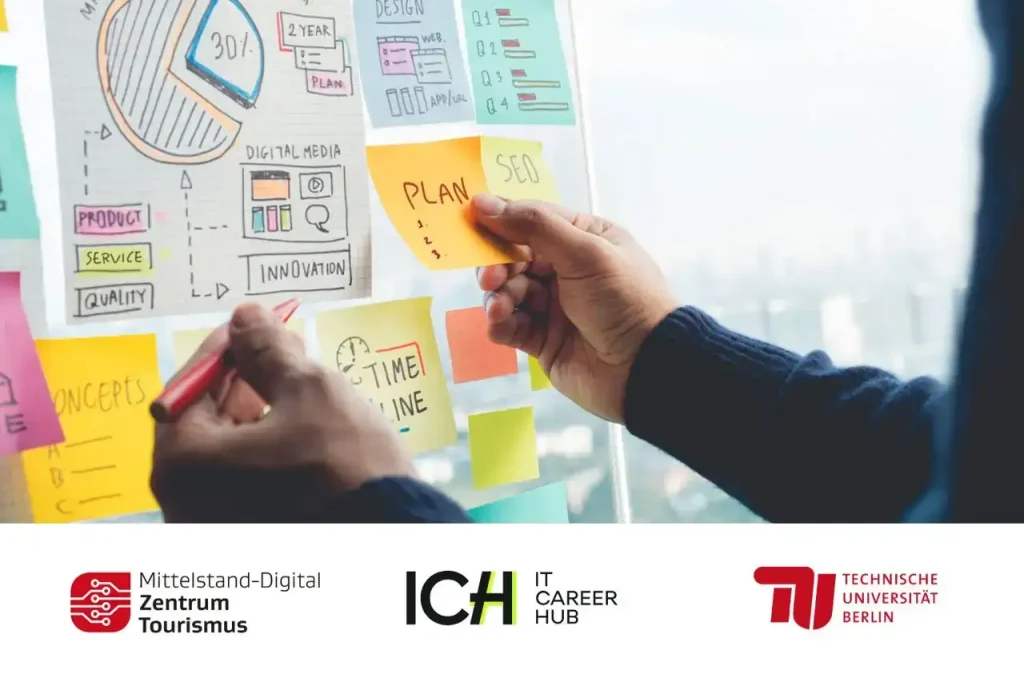 Das Bild zeigt zwei Hände, die an einer Glaswand mit bunten Haftnotizen (Post-its) arbeiten. Eine Hand hält einen roten Stift, die andere Hand befestigt ein orangefarbenes Post-it mit der Aufschrift „PLAN SEO“. Auf der Glaswand sind verschiedene Notizen u